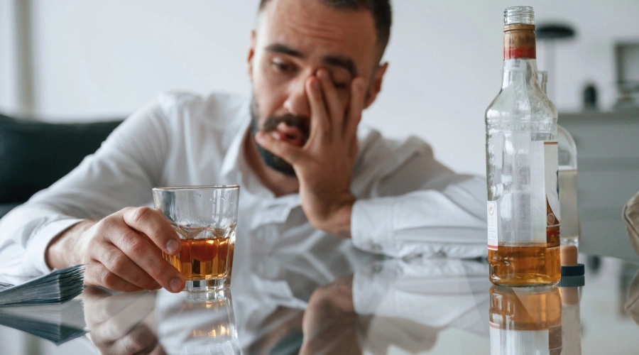 Image of a distraught man binge drinking and being a diabetes risk 